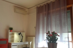 Stanza E Scrivania e aria condizionata