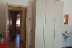 Stanza C - Lavello e ingresso