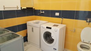 Locale lavanderia con WC (e con questo i cessi dell'appartamento sono 3!)